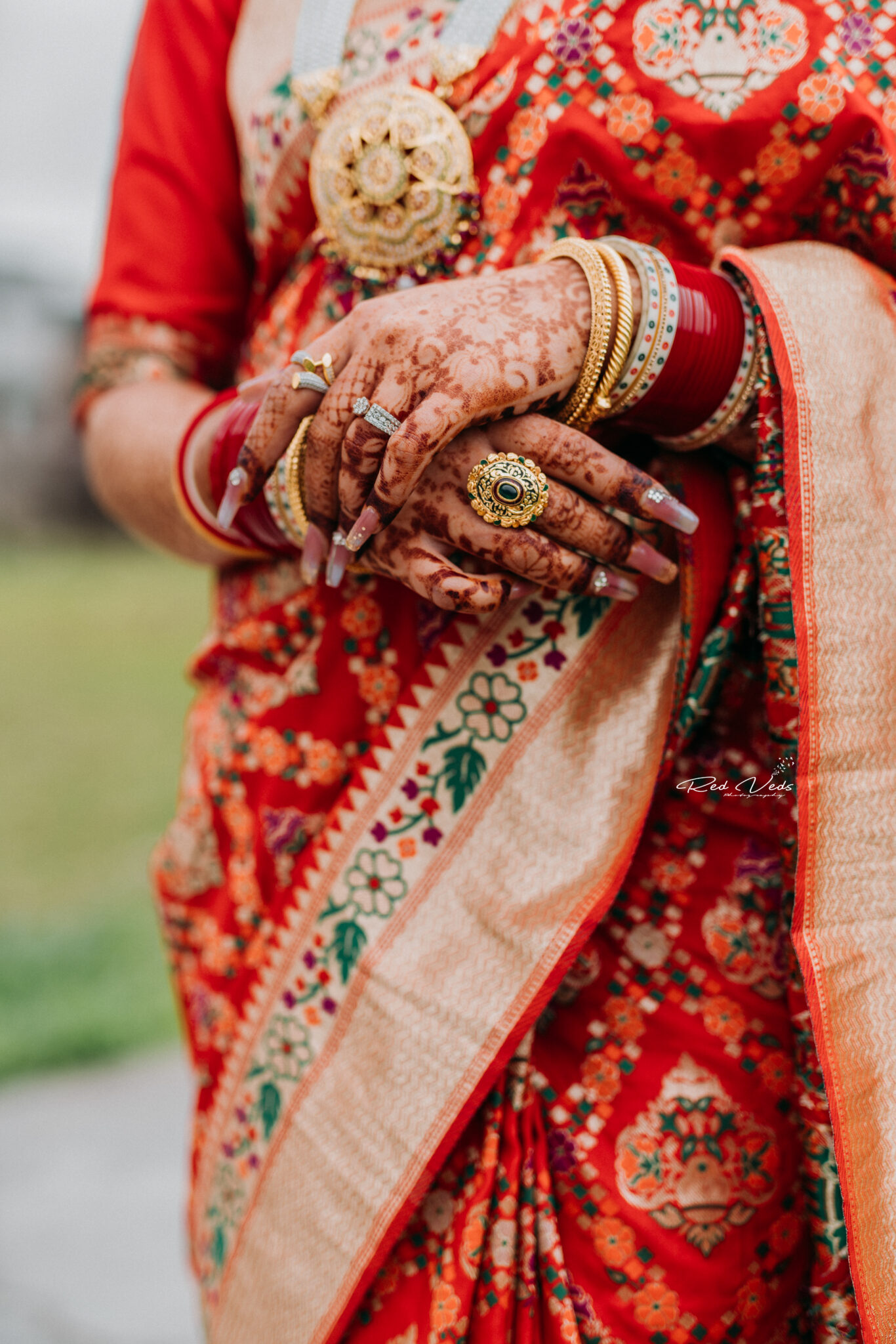 Saree - Bride with beautiful dark pink colour kanchi pattu saree with broad  jary leaf … | Indian wedding photography poses, Indian bridal photos, South  indian bride
