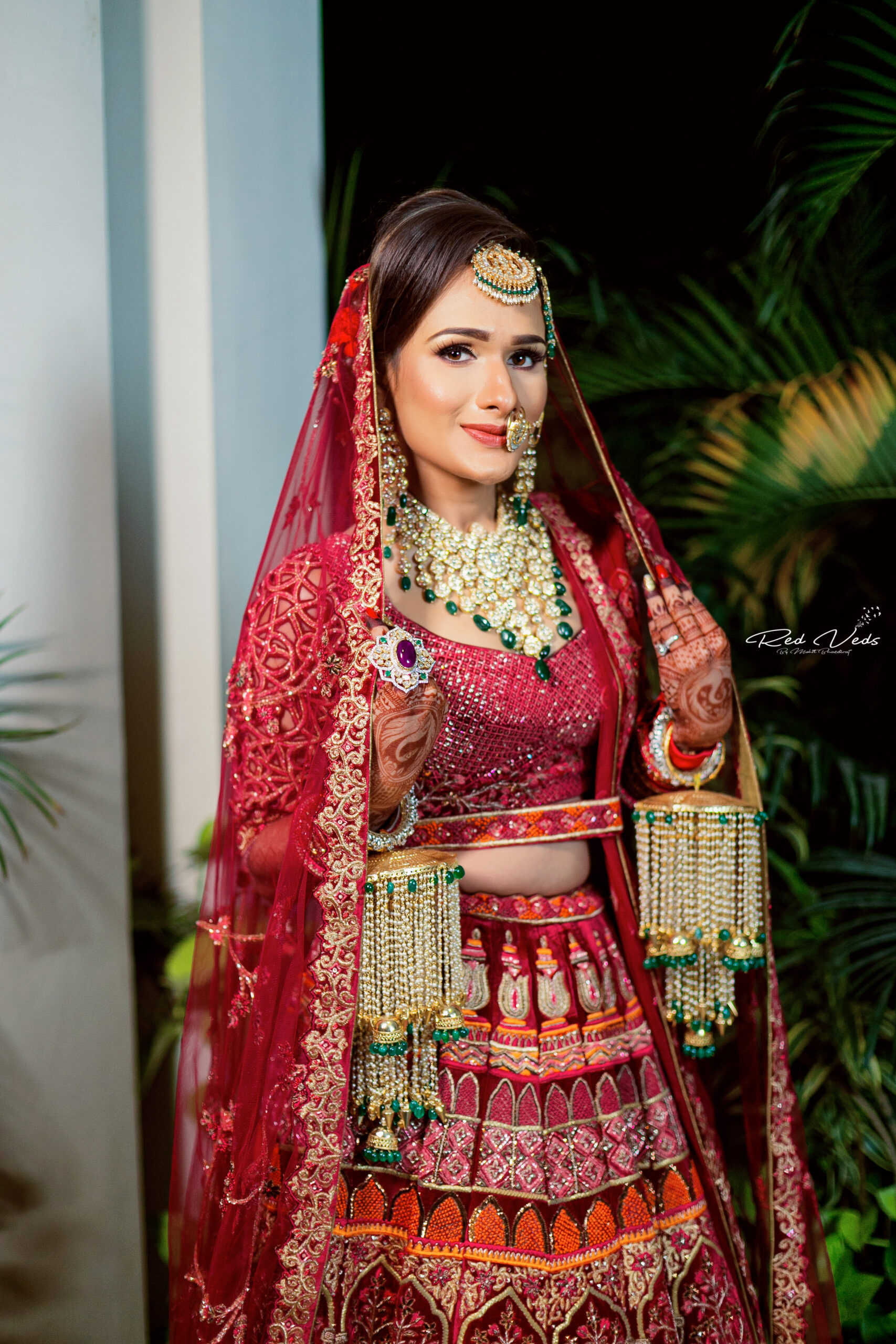 Top 7 Poses To Flaunt Your Jewellery At The Bridal Shoot