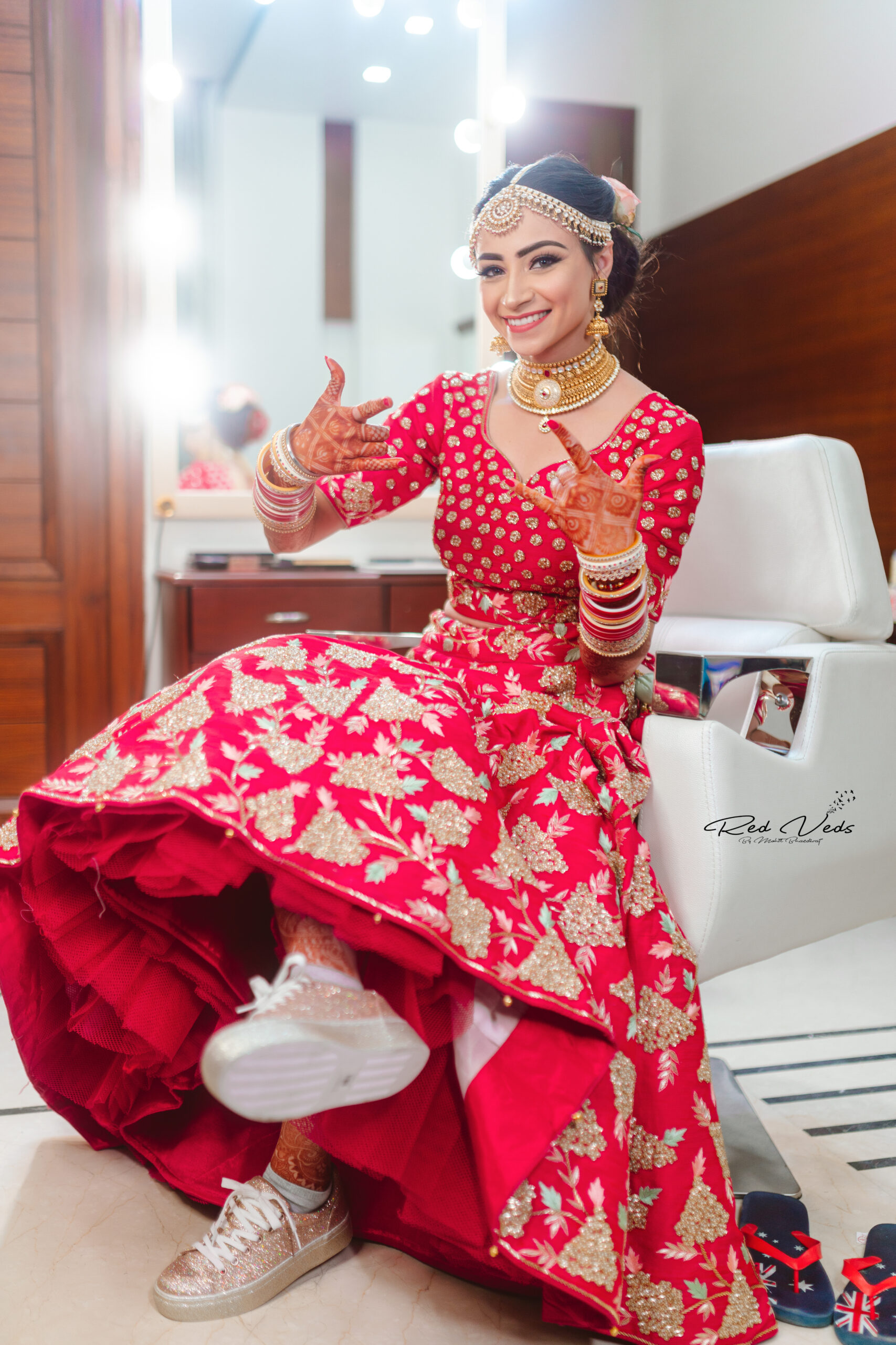 Portrait of young girl at marriage day. Beautiful bride. Perfect makeup and  hairstyle. Young woman posing in a wedding dress in home. Bride's  preparation at home before the wedding ceremony. Photos |