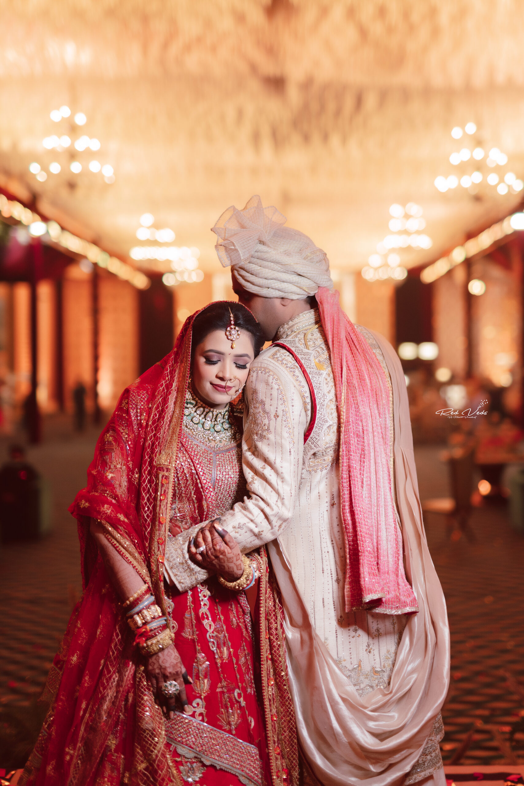 17 Beautiful Wedding Poses for the Bride and Groom