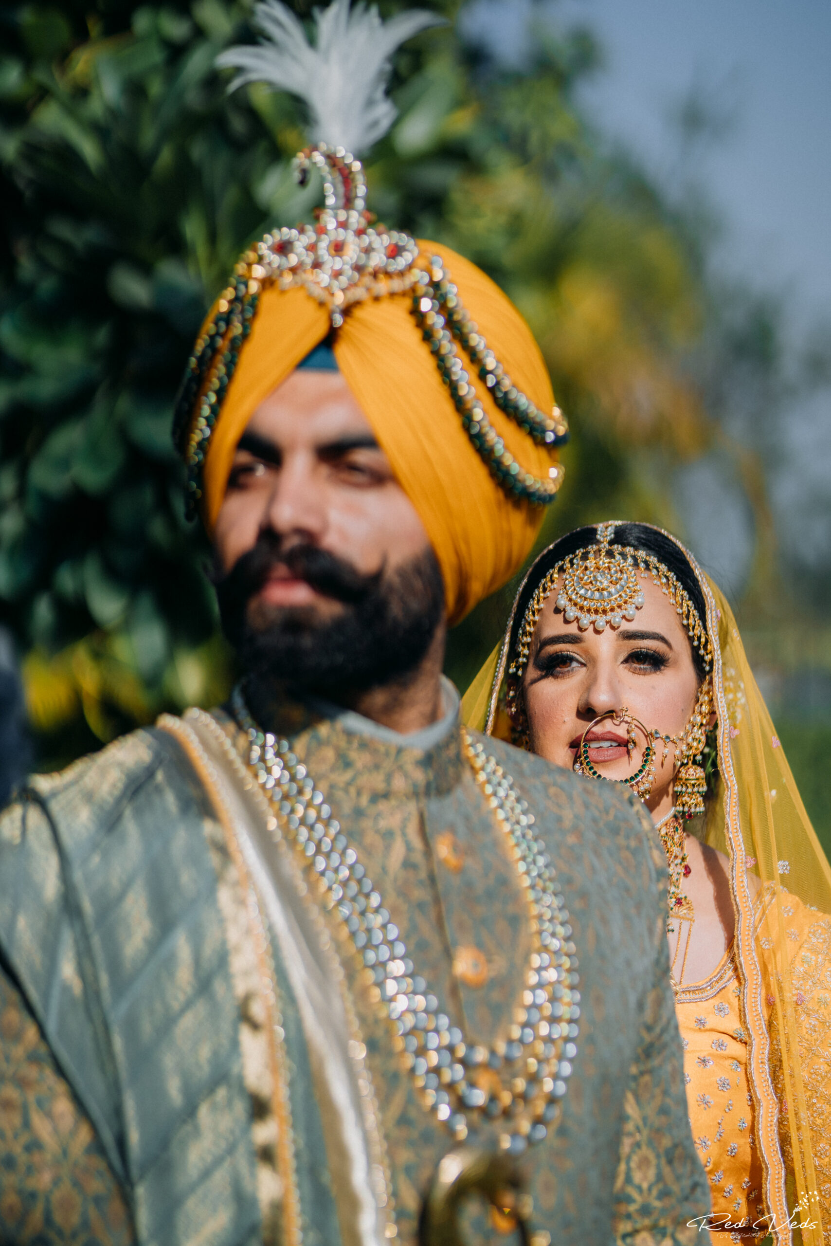 Joyful indian wedding couple posing outdoors on their ceremony outfits. |  Photo 161524