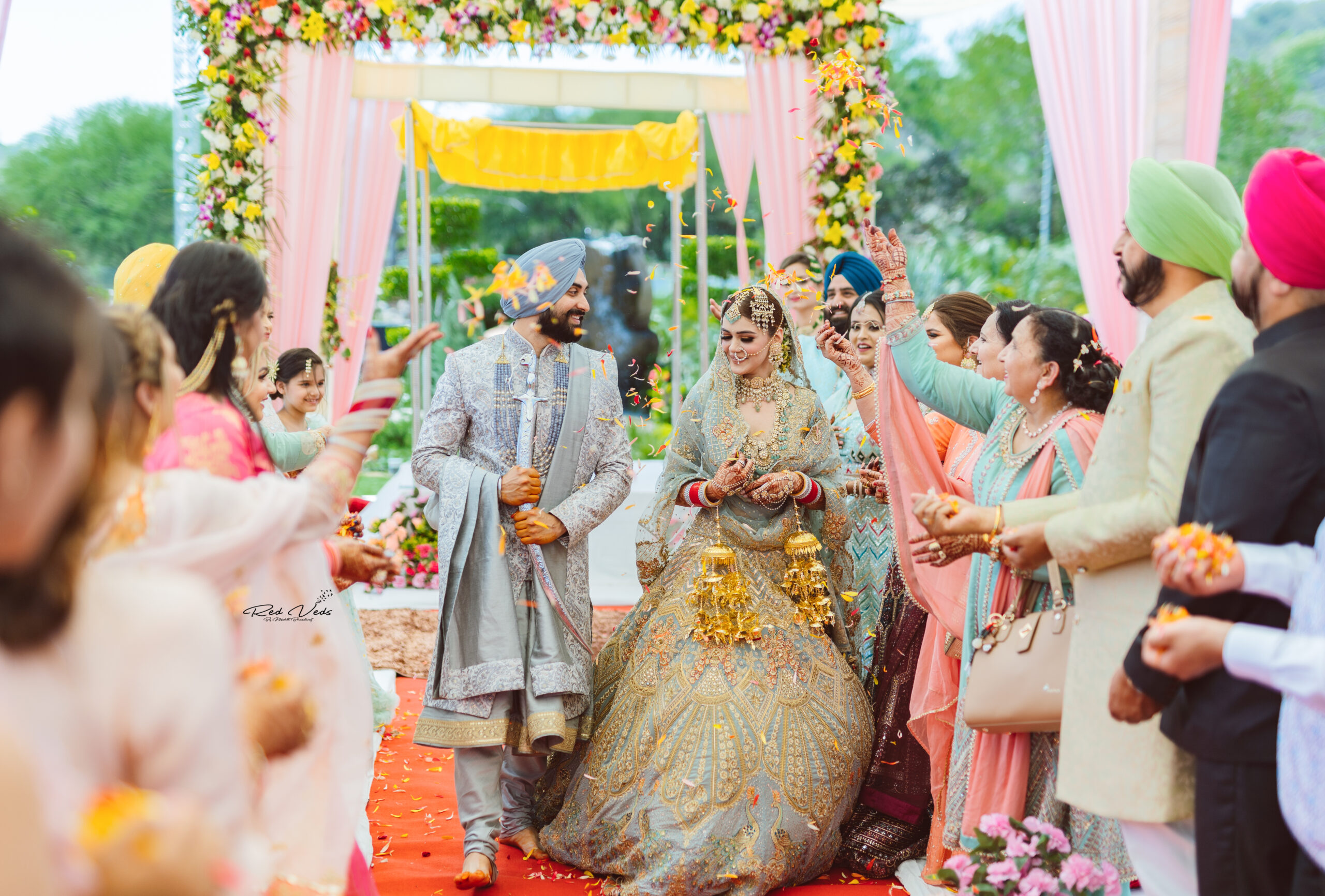 Pin by Rakhi Vishwakarma on Wedding poses | Indian bride photography poses,  Indian bride poses, Indian wedding poses