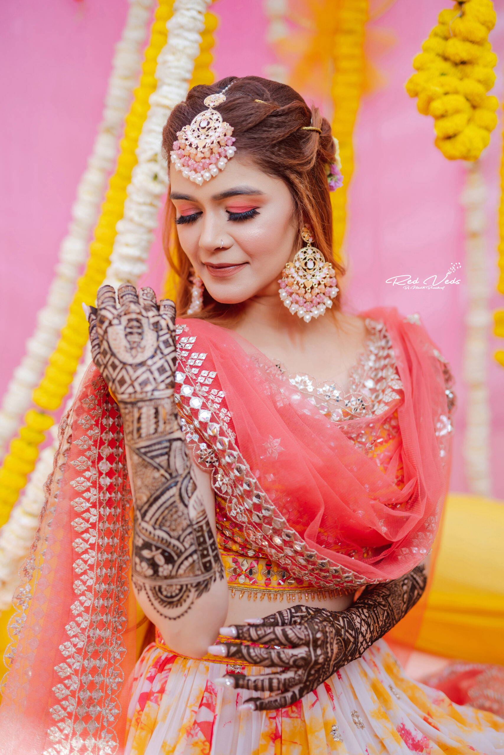 Bridal mehndi ceremony photoshoot in group poses idea/Bridal mehndi  photography idea photos/fashion - YouTube