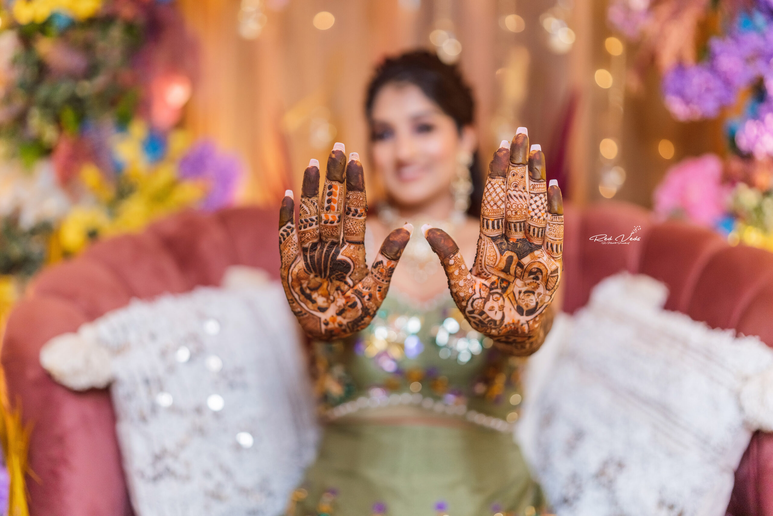 Indian bride posing with her mehndi design | Photo 211431